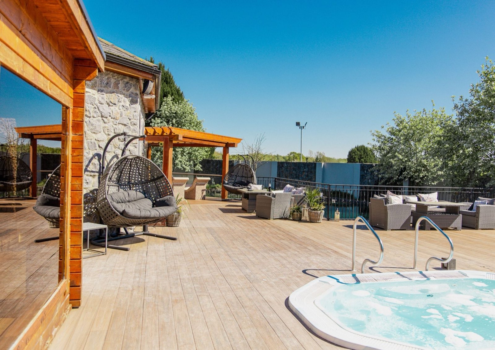 The spa garden and outdoor hot tub at Revas Spa, Woodlands House Hotel, Adare